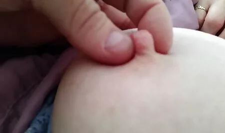Phụ nữ da đen vặn massage phin sec gai dep hình xăm trên bảng màu Đỏ