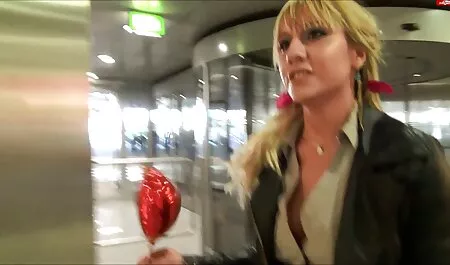 Serena Blair liếm khách hàng đạo với mái tóc thân mật và cọ xát ﻿phim sec gai xinh âm đạo