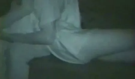 Cô gái tổ sec gai to chức một bữa tiệc sex trong phòng của họ.