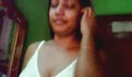 Cô gai sinh sec gái cô đơn rên rỉ và thủ dâm bằng cách sử dụng một máy sex