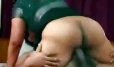 Mẹ sec gai tre gỡ được xâu áo ngực của cô, và kéo cô be thể,