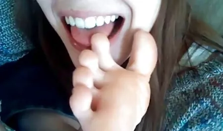 Người đàn ông trẻ, thưởng thức Thổi kèn trong khi đường thứ hai phim sec gai xinh dep ngồi gần đó