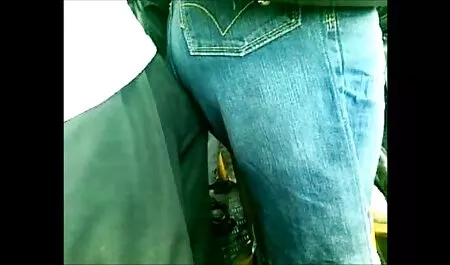 Người mẫu uốn cong đít phim sec gai vip ở phía trước của webcam