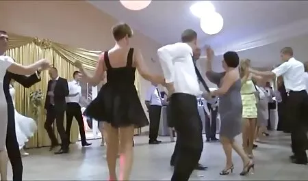 Cô kéo bạn trai secgai xinh của cô lên giường.