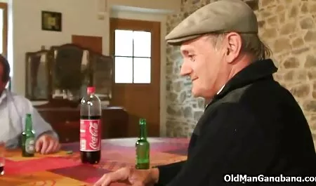 Phóng viên phim sec tre dep và phóng viên bám vào nhiệm vụ.