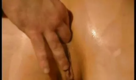 Các người mẹ mặc một cái áo thun giảm mạn gai han sec la trên đôi tình nhân trở thành một cao