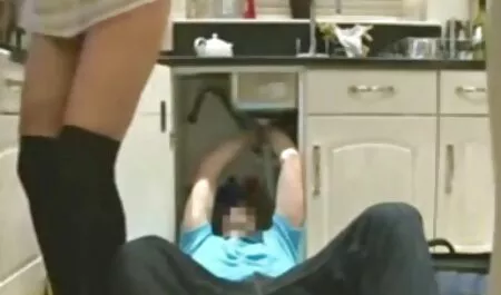 Cô gái tóc vàng với một linh mục và nữ tu. phim sec hang dep