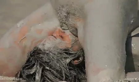 Trong bộ bikini sec gai net nhỏ.