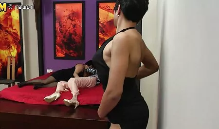 Mẹ luôn luôn mặc quần và phim sec đep biến dày bánh xe ở phía trước của người yêu của mình