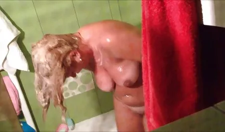 Một người đàn ông đặt tay trong âm đạo thiết kế bởi chủ sec gai cuc xinh nhân của mình
