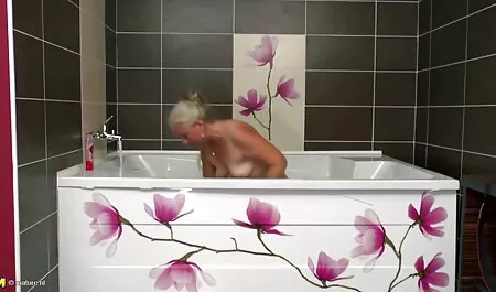 Nữ cho một nữ chủ sec girl xinh nhân và nhổ vào mặt hắn trong giường