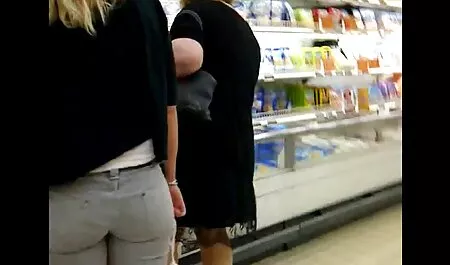 Tóc vàng, 18 tuổi đến với những người đàn ông trong 40 trong phòng, và xem sec gai dep kéo một khoảng trống trên gà