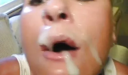 Màu đỏ với ung phim sec gai dep thư và trên mặt.