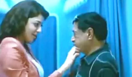 Nga, vuốt phim sec gai nung lon ve và đặt trên bu lông người tình trẻ