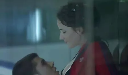 Người phụ nữ đỏ móng tay, ngón tay, âm đạo của cô ấy trong gương trên gai sinh sec giường