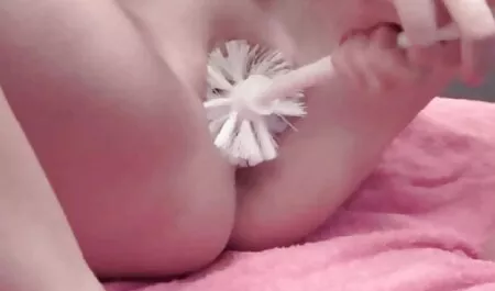 Cô gái với bộ ngực lớn bao phủ bởi thành viên của hahal, mascara và chạy phim sec gai nung lon dọc theo khuôn mặt