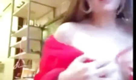 Nga cô gái mặc áo đen và với kính đeo xem gai sec một chiếc mũ người đàn ông trong phòng thay đồ gần má