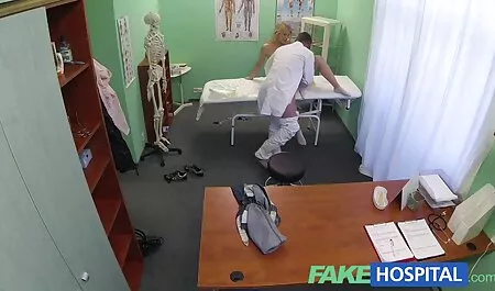 Bà béo với một sữa lớn rửa trong phòng tắm phim sec gai vip và vuốt ve mình