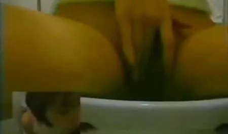 Châu á với lưỡi xỏ một người bạn trước khi có tình phim sec pha trinh gai dep dục trong một chiếc mũ